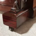 Fotografia detailu zreštaurovaného piána v priestoroch Oravského hradu.