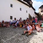 Záber smerujúci na návštevníkov a hlavné nádvorie Oravského hradu počas prebiehajúceho podujatia Divadlo na hrade.