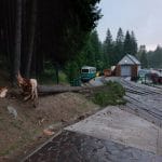 Fotografia znázorňujúca situáciu na Oravskej Lesnej železnici počas búrkovej kalamity.