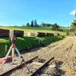 Záber na prebiehajúcu rekonštrukciu úseku trate Oravskej Lesnej železnice.