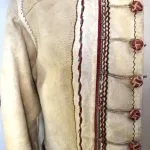 Fotografia mužského kožuchu zo Zázrivej - detail prednej časti.