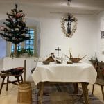 Fotografia vyobrazujúca exponáty z výstavy venovanej Vianociam vo Florinovom dome.