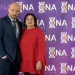 Fotografia zachycujúca riaditeľku Oravského múzea Máriu Jagnešákovú spolu s pánom.