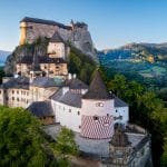 Celkový pohľad na Oravský hrad po obnove západných a južných fasád Administratívneho traktu a Archívnej bašty