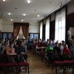 Fotografia z podujatia "A zrodila sa kniha 2024", zachycujúca návštevníkov a výklad v súvislosti s exponátmi.