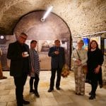 Ďalšia fotografia znázorňujúca zúčastnené osoby na vernisáži výstavy umelca Stanislava Harangozóa