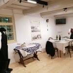 Fotografie zobrazujúce priestory výstavy a pozvánku na výstavu