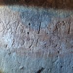 Fotografia dobového grafitu vyrytého v omietka