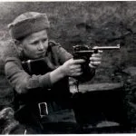 Partizán Pacan, dieťa ako najmladší príslušník partizánskeho oddielu 0032 so zbraňou, rok 1944.