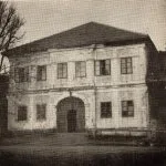Budova školy v Slanici. Zdroj StankovskáSchramek 1971, obr. 5.