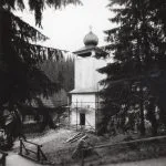 Obr. 2 Výstavba objektu kópie zvonice zo Záskalia. Autor foto. P. Huba 1981. Dokumentácia Oravského múzea č. 15154.