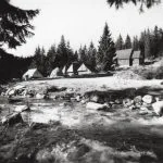 Obr. 5 Pohľad od potoka na Zamagurskú ulicu, v úzadí kostol. Autor foto. P. Čaplovič, 1976. Dokumentácia Oravského múzea č. 12970.
