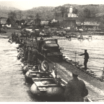 Sovietska 18. armáda prekračuje Oravu pri obci Kňažia, apríl 1945 (zdroj zbierkový fond OM H-1893-15)