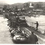 Sovietska 18. armáda prekračuje Oravu pri obci Kňažia, apríl 1945 (zdroj zbierkový fond OM H-1893-15)