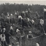 Civilní obyvatelia pracujú na výstavbe opevnení počas SNP, 1944 (zdroj: dokumentácia OM)
