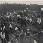 Civilní obyvatelia pracujú na výstavbe opevnení počas SNP, 1944 (zdroj: dokumentácia OM)