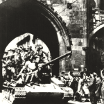 Sovietske jednotky oslobodzujú Prahu, 1945 (zdroj zbierkový fond OM H-6961)