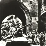 Sovietske jednotky oslobodzujú Prahu, 1945 (zdroj zbierkový fond OM H-6961)