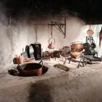 Mechanický ražeň zo 17. storočia a ďalšie dobové kuchynské náčinie.