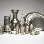 Misy, poháre a podnos z cínu v štýle začiatku 17. storočia. Oravské múzeum P. O. Hviezdoslava