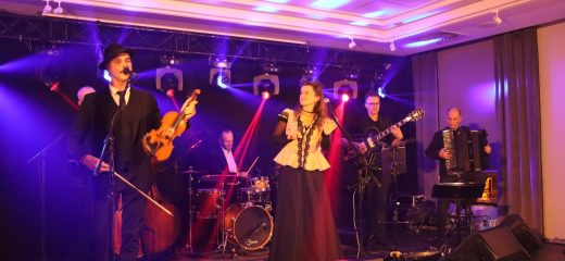 Koncert skupiny HOLEVIATERS a prehliadka módy a zvykov na poľsko-slovenskom pohraničí v medzivojnovom období/ Koncert zespołu HOLEVIATERS oraz pokaz mody i zwyczajów na pograniczu polsko-słowackim w okresie XX-lecia międzywojennego