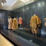 Obr. č. 11: Reštaurované odevy Lazara a Emerencie Henkel v expozícii Klenotnica na Oravskom hrade, súčasnosť. Zdroj: Dokumentácia Oravského múzea P. O. Hviezdoslava