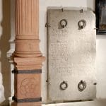 Obr. č. 4: Pôvodný náhrobný kameň krypty rodu Thurzo, súčasnosť. Zdroj: Dokumentácia Oravského múzea P. O. Hviezdoslava