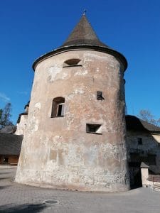 Pohľad na deštrukciu omietok na objekte Archívnej bašty pred obnovou.