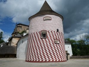 Celková obnova a rekonštrukcia originálnej fasádnej maľby na Archívnej bašte. 