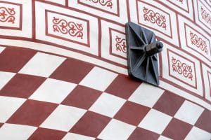  iluzívna bosáž v bordovo červenej farebnosti