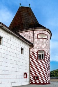 obr. č 6 Reštaurátorsky obnovená omietka západnej steny Administratívneho traktu s prepojením na objekt Archívnej bašty.