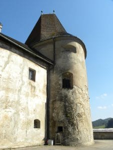 obr. č. 3 Havarijny stav omietok Archívnej bašty pred obnovou.
