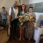 Spoločná fotografia autorov výstavy 180/110mmHg a riaditeľky Oravského múzea P. O. H.
