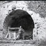 Obr. č. 4: Studňa na nádvorí Stredného hradu s rumpálom, 1960. Zdroj: Dokumentácia Oravského múzea.