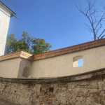 nový šindeľ na hradbovom múre