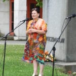 príhovor riaditeľky Oravského múzea počas podujatia pred budovou Čaplovičovej knižnice.