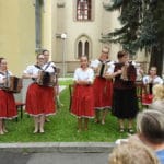 Vystúpenie heligonkáriek - fotografia spred evanielického kostola v Dolnom Kubíne.
