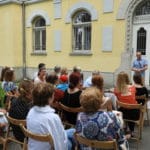 6. ročník podujatia Seniorenky - záber na sediace ženy pred budovou Čaplovičovej knižnice.