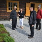 Jeho Eminencia Kardinál Monsiňor Jozef Tomko navštívil expozície Oravského múzea. Fotografia z Oravskej Lesnej.