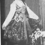 Dievčenský sviatočný goralský odev zo Suchej Hory, historická fotografia.