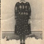 Dievčenský sviatočný odev zo Zákamenného, historická fotografia.