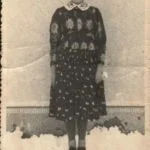 Dievčenský sviatočný odev zo Zákamenného, historická fotografia.