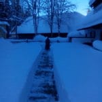 Odstraňovanie snehu zo strechy na Vyšnokubínskej kúrii v Zuberci.