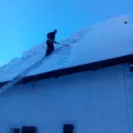 Odstraňovanie snehu zo strechy na Vyšnokubínskej kúrii v Zuberci.