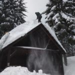 Odstraňovanie snehu zo strechy na Oravskej lesnej železnici