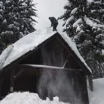 Odstraňovanie snehu zo strechy na Oravskej lesnej železnici.