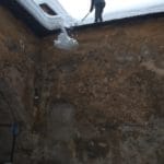 Odstraňovanie snehu zo strechy na Oravskom hrade.