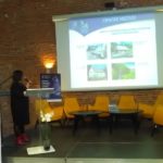 riaditeľka OM informuje návštevníkov o stave Oravskej lesnej železnice