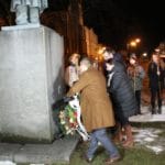 Pietny akt kladenia vencov pred sochou Hviezdoslava.