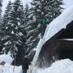 Zasnežený objekt na Oravskej lesnej železnici.